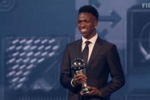 现场领奖！维尼修斯出席FIFA年度典礼，上台领取FIFA年度最佳奖杯